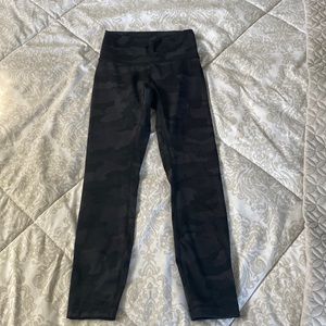LULULEMON LEGGINGS WORN ONCE- BLACK CAMO     size 4   length 25